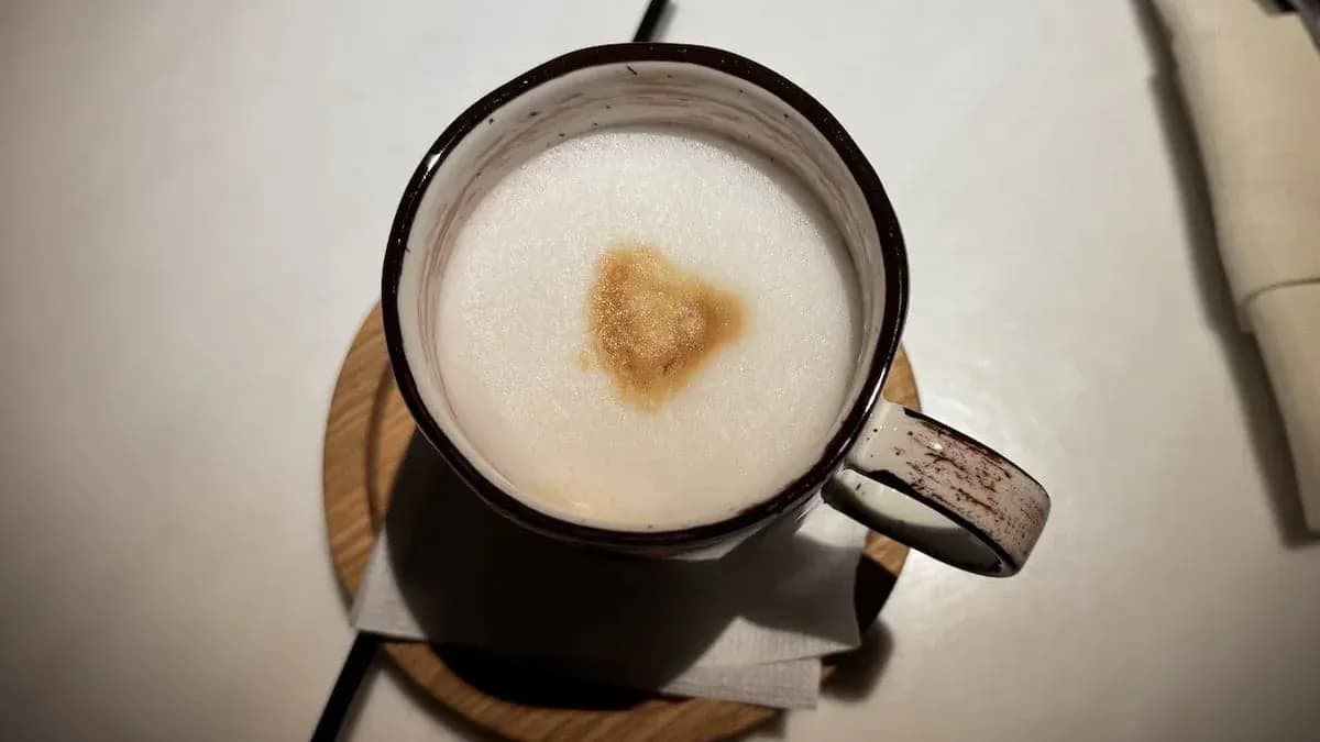 Чашка кофе на столе у окна