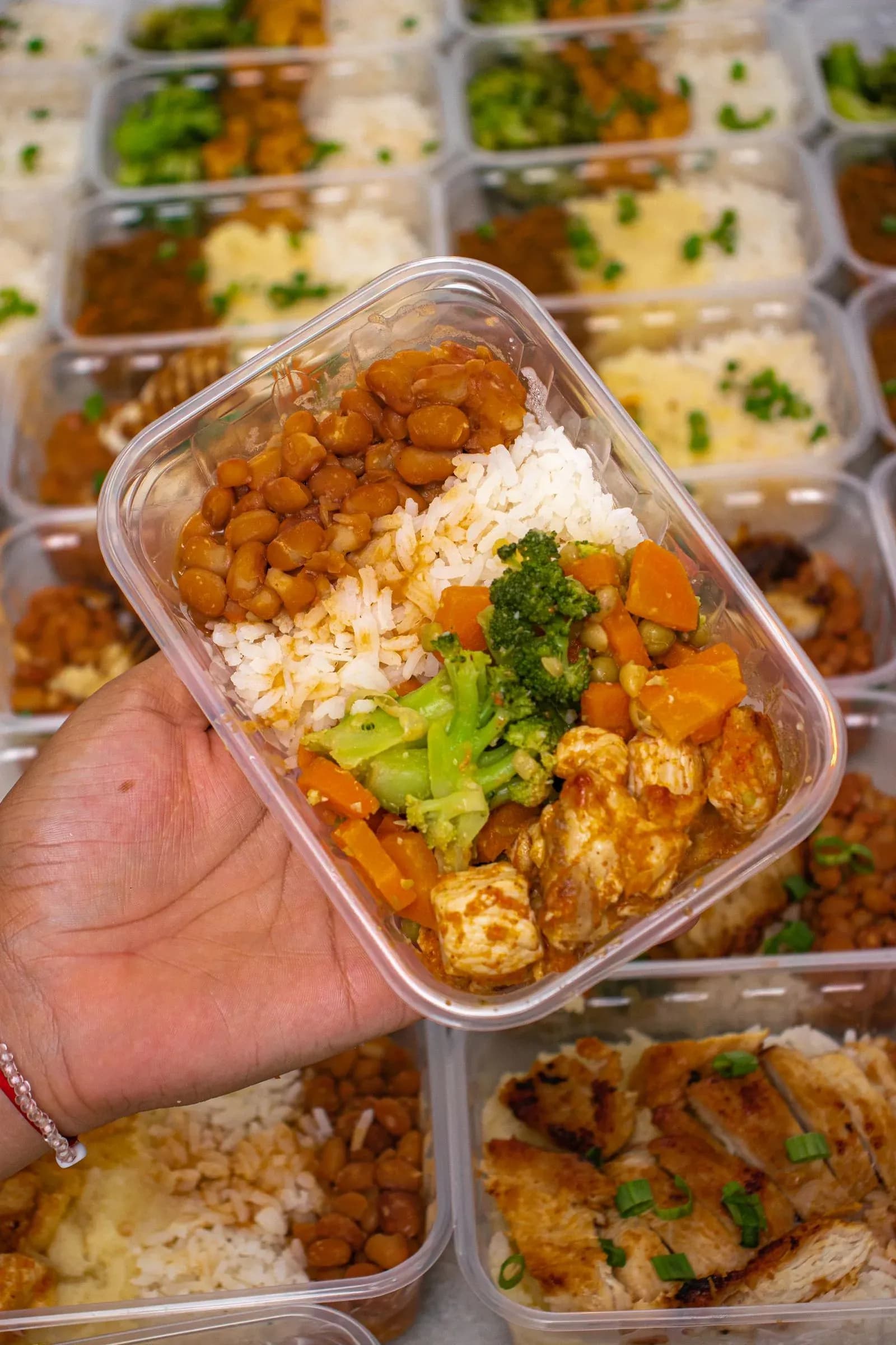 Сбалансированный meal prep с овощами, белком и крупой