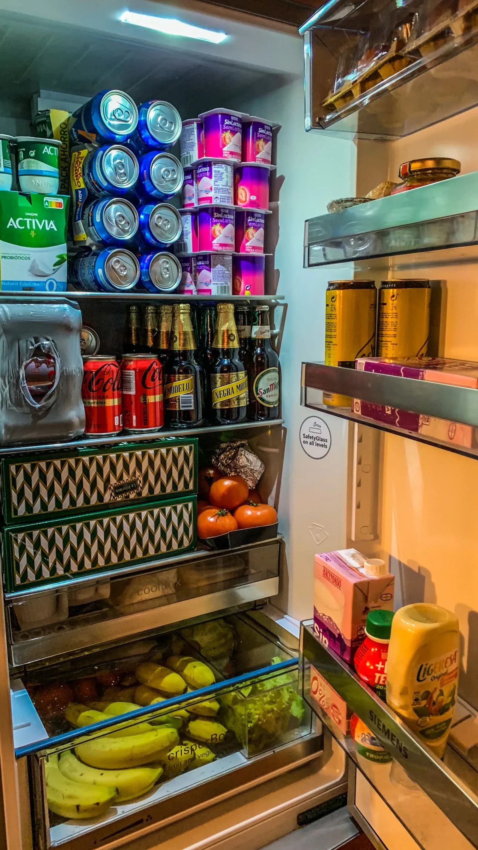 Открытый холодильник с продуктами для правильного хранения еды