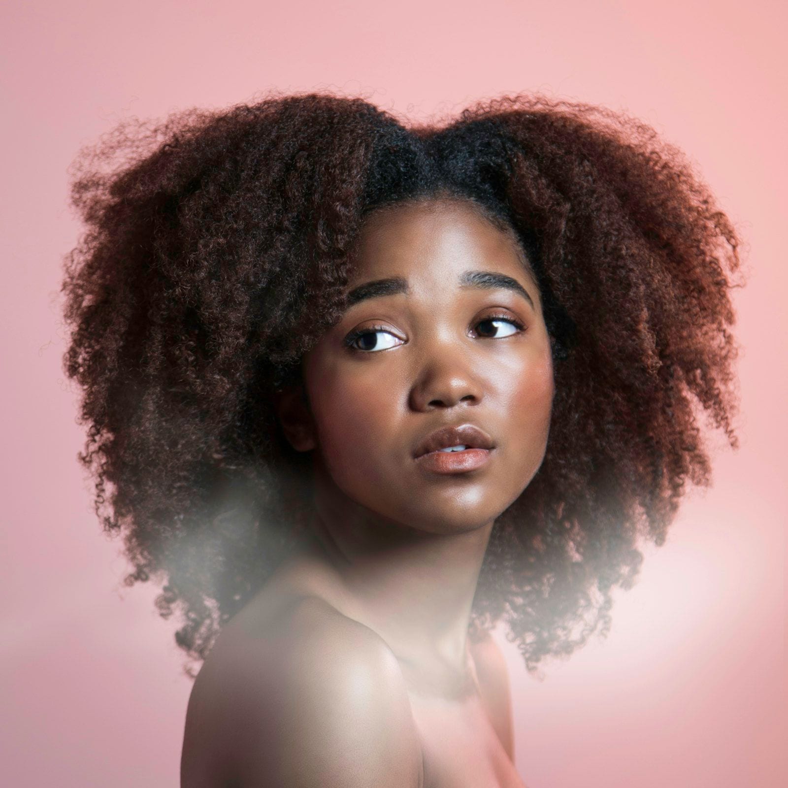 Сезонное выпадение волос: когда это норма, а когда пора к врачу
